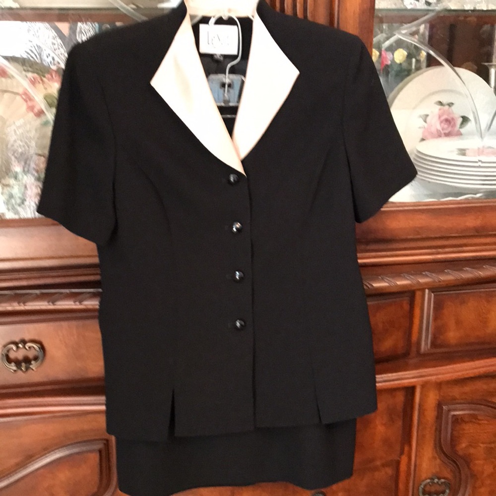 Classy black LeSuit Petite 8 skirt and jacket